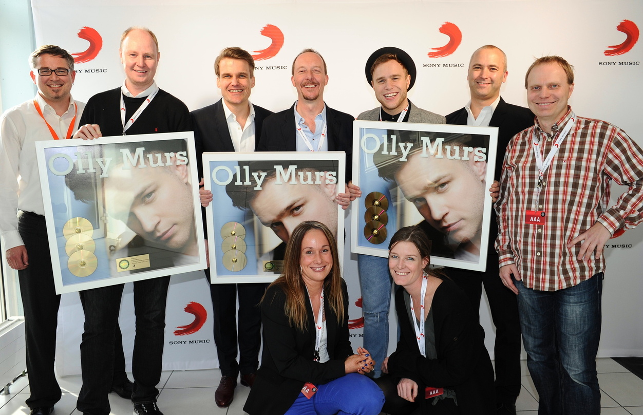 Gruppenbild mit Dreifach-Gold: Olly Murs, sein Tourmanager und das Sony-Music-Team