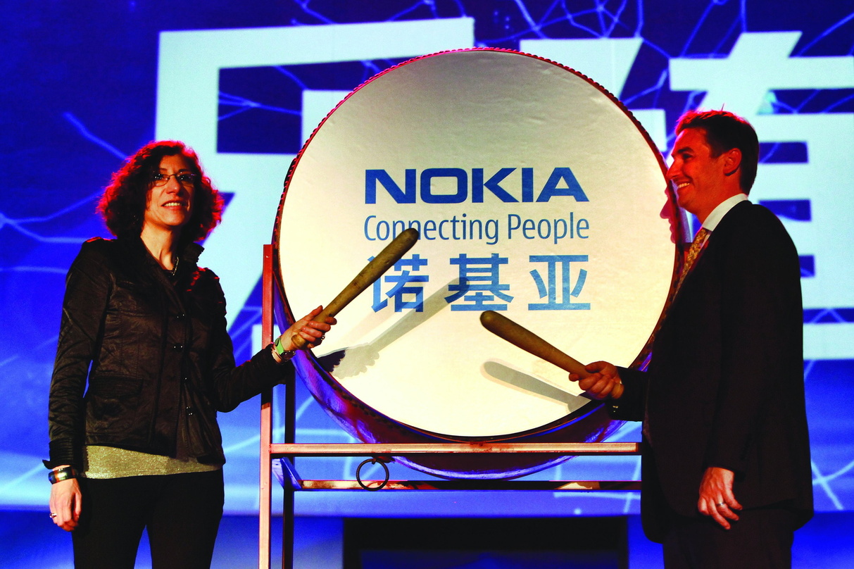 Hauen zum Markteintritt in China auf die Pauke: Liz Schimel (l., Global Head of Music Nokia) und Michael Paull (Executive Vice President Global Digital Business Sony Music International)