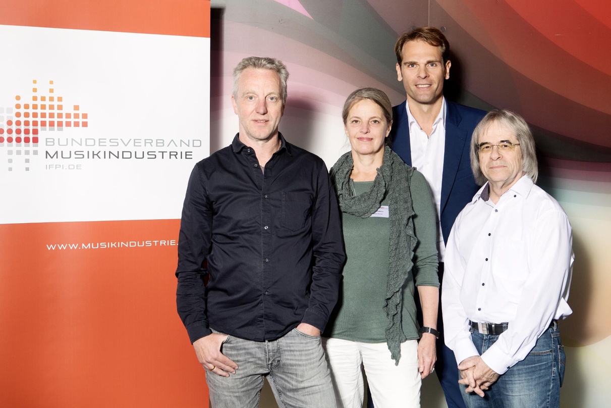 Vertreten die außerordentlichen Mitglieder im Bundesverband Musikindustrie (von links): Konrad von Löhneysen, Stefanie Marcus (Traumton), Geschäftsführer Florian Drücke und Manfred Görgen ...