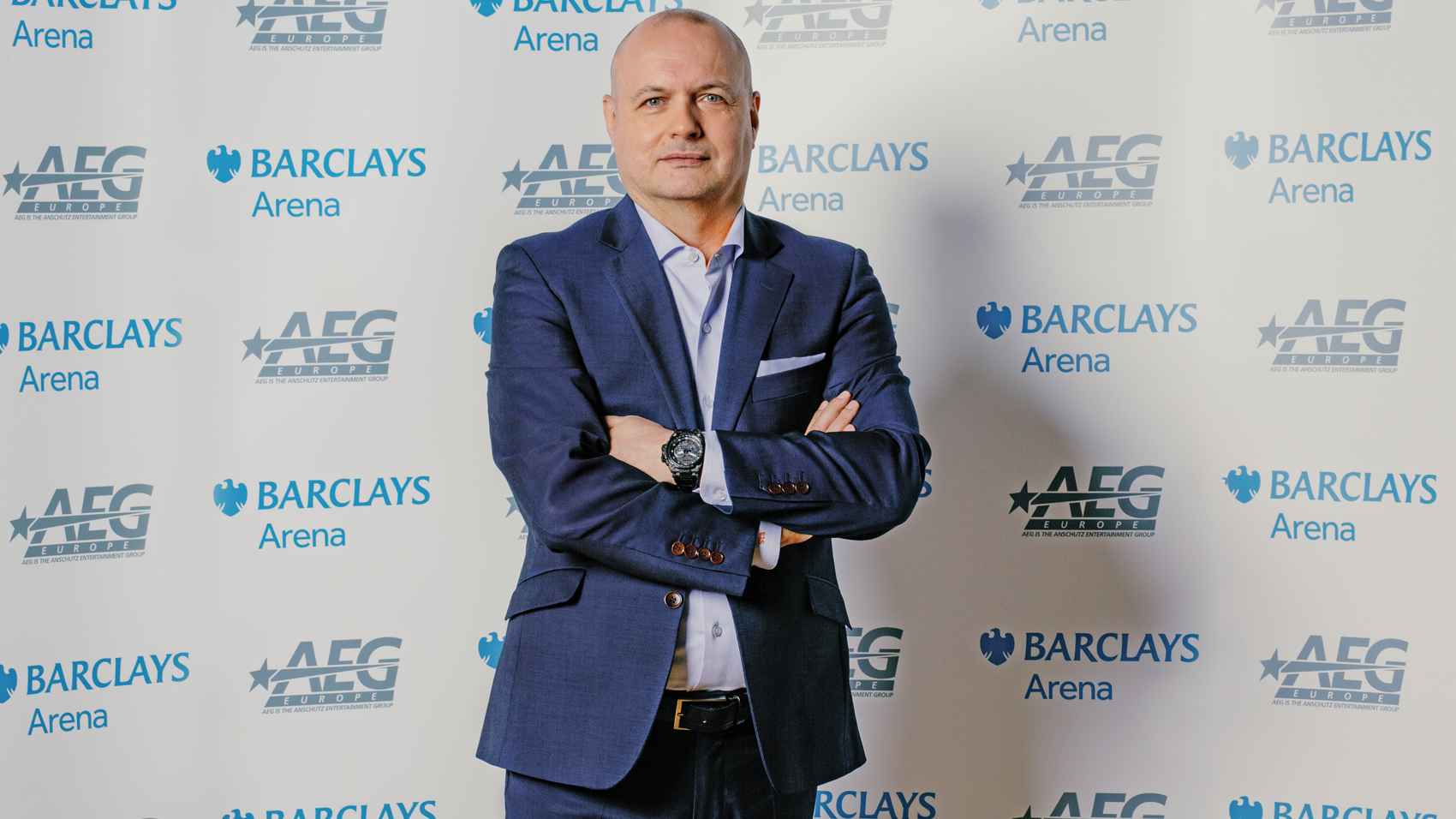 Begrüßt Mein Schiff bei der Barclays Arena an Bord: General Manager Steve Schwenkglenks.