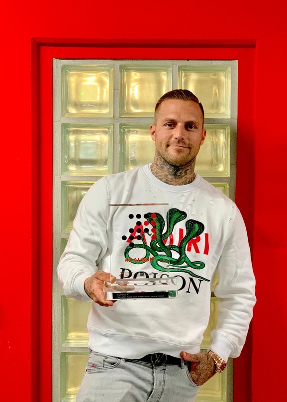 Steht zum vierten Mal mit einem Album auf Platz eins in Deutschland: Kontra K, hier mit seinem aktuellen Charts-Award von GfK Entertainment
