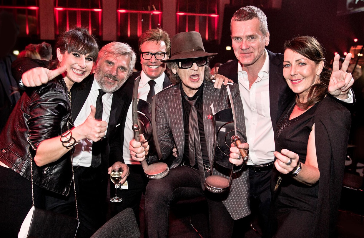 Bei der Echo-Verleihung (von links): Jennifer Belger (Creative Manager DolceRita Recordings), Hans-Otto Villwock (Head Of Catalogue Marketing Warner Music), Bernd Dopp (Chairman & CEO Warn...