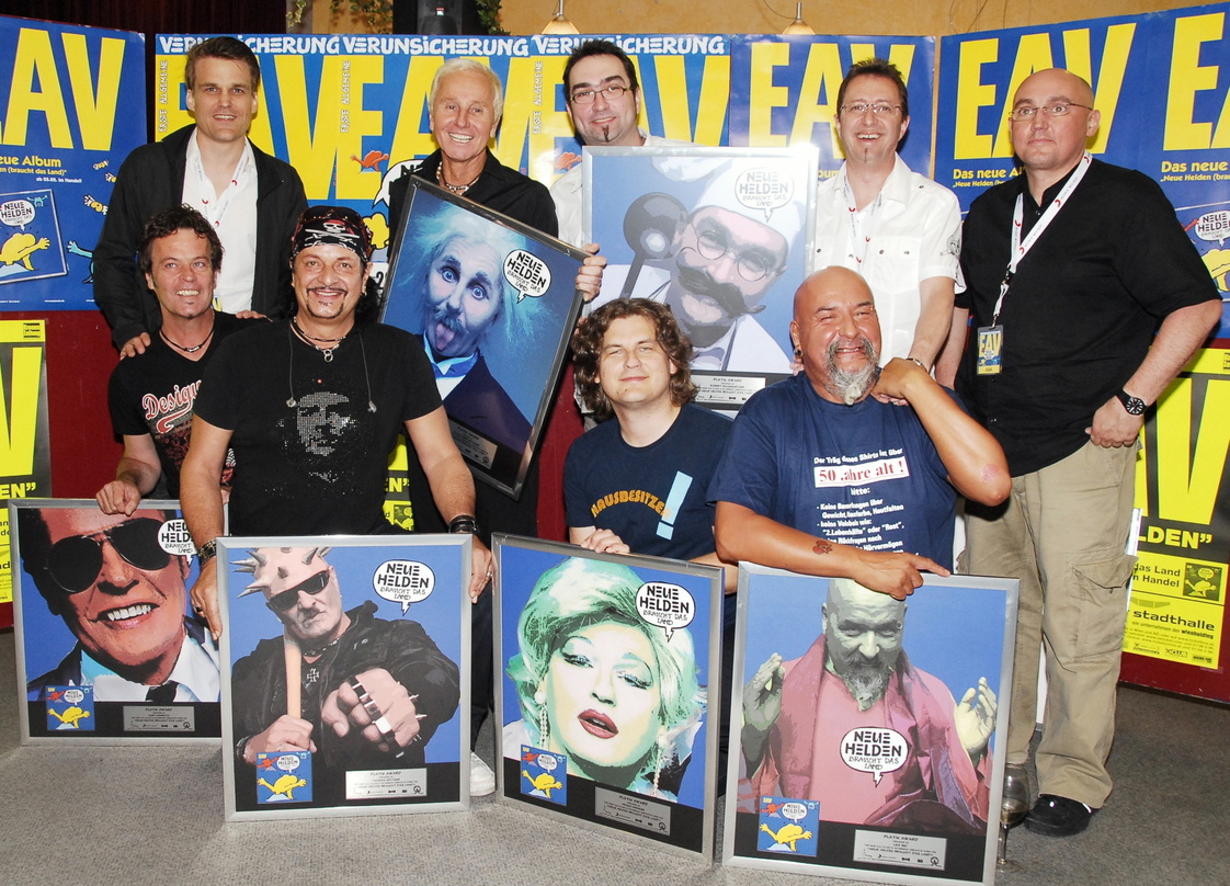 Freuten sich vor dem Konzert in Wien über Platin: Sony Music und die EAV (Foto: Stefanie Starz)||Zur Platin-Verleihung versammelten sich (hinten, v.l.n.r.): Philip Ginthör, Klaus Eberharti...