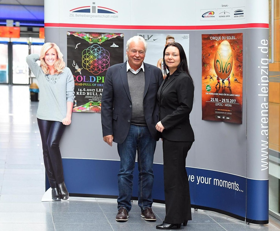 Ein Foto mit dem Aufsteller von Helene Fischer: Winfried Lonzen (Geschäftsführer) und Iris Rackwitz (Marketing- und Eventmanagerin ZSL)