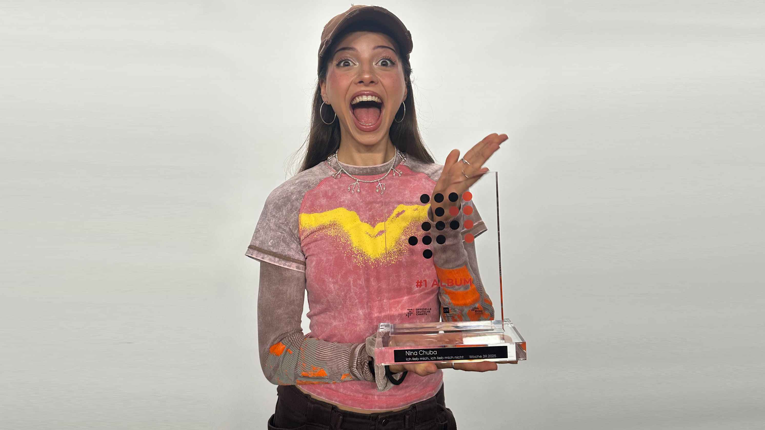 Auch mit Album Nummer zwei auf der Eins: Nina Chuba, hier mit ihrem Nummer-eins-Award von GfK.