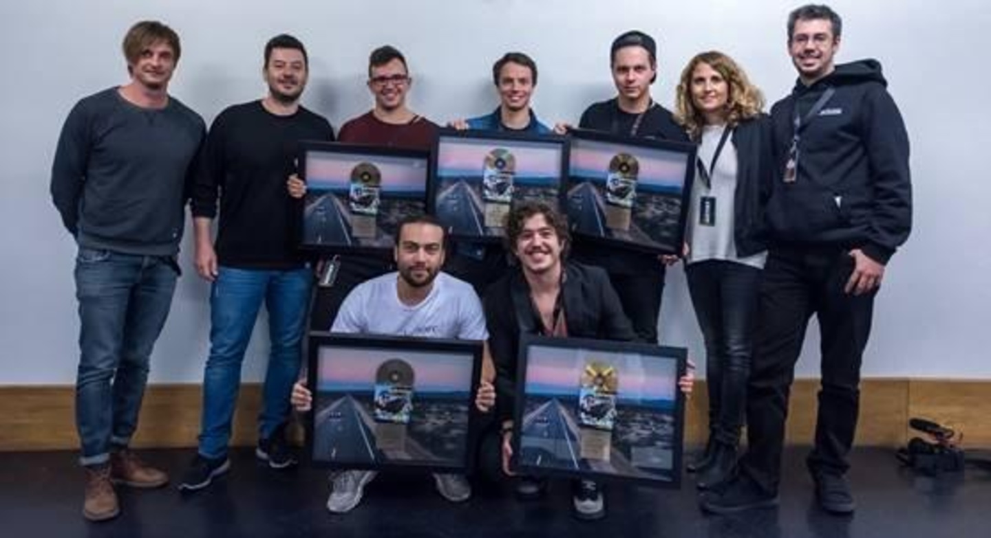 Bei der Verleihungszeremonie vereint (hinten, von links): Christoph Kammermann (Promotion Manager, Sony Music Switzerland), Maurizio Dottore (Marketing Director, Sony Music Switzerland), J...
