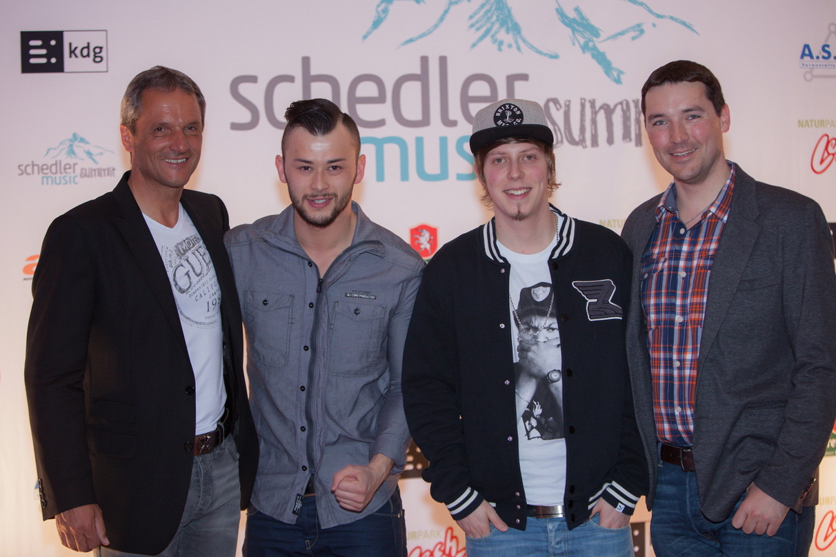 Einigten sich auf eine Zusammenarbeit (von links): Rudi Schedler, Lukas Plöchl, Manuel Hoffelner (beide Trackshittaz) und Alexander Schedler (A&R/Creative Manager Schedler Music)