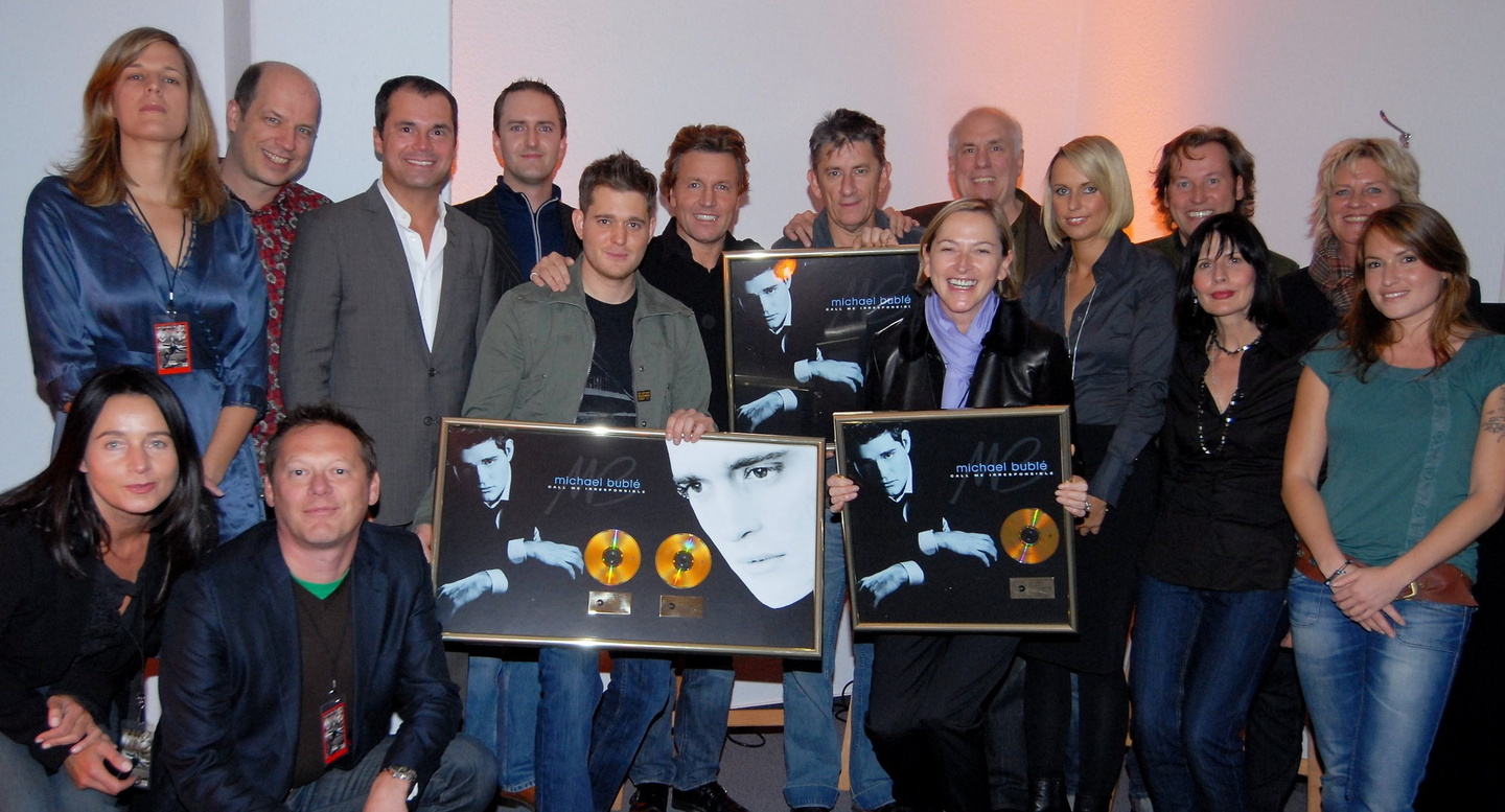 Ausgezeichnet: Michael Bublé (hinten, 5. v.l.) mit dem Warner-Team||Feierten gemeinsam (stehend, v.l.n.r.): Bettina Krings (Marketing Director Warner Music Frontline), Torsten Goebel (Sale...