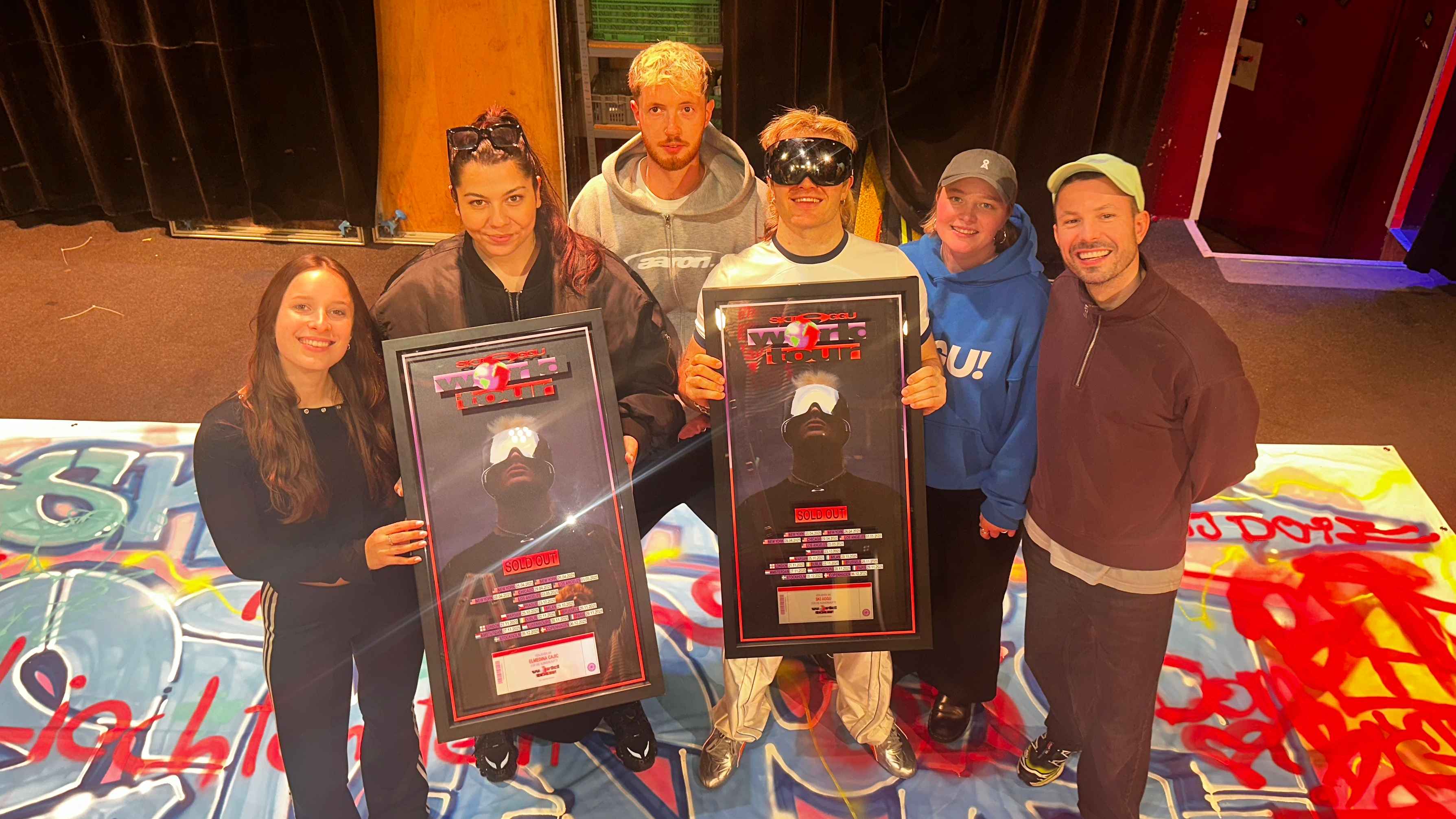 Feierten die Europatour mit einem Sold-Out-Award (von links): Stella Lempertz (Kommune Booking), Elmedina Cajic (Management Ski Aggu), Hannes Rahn (Kommune Booking), Ski Aggu (Künstler), F...