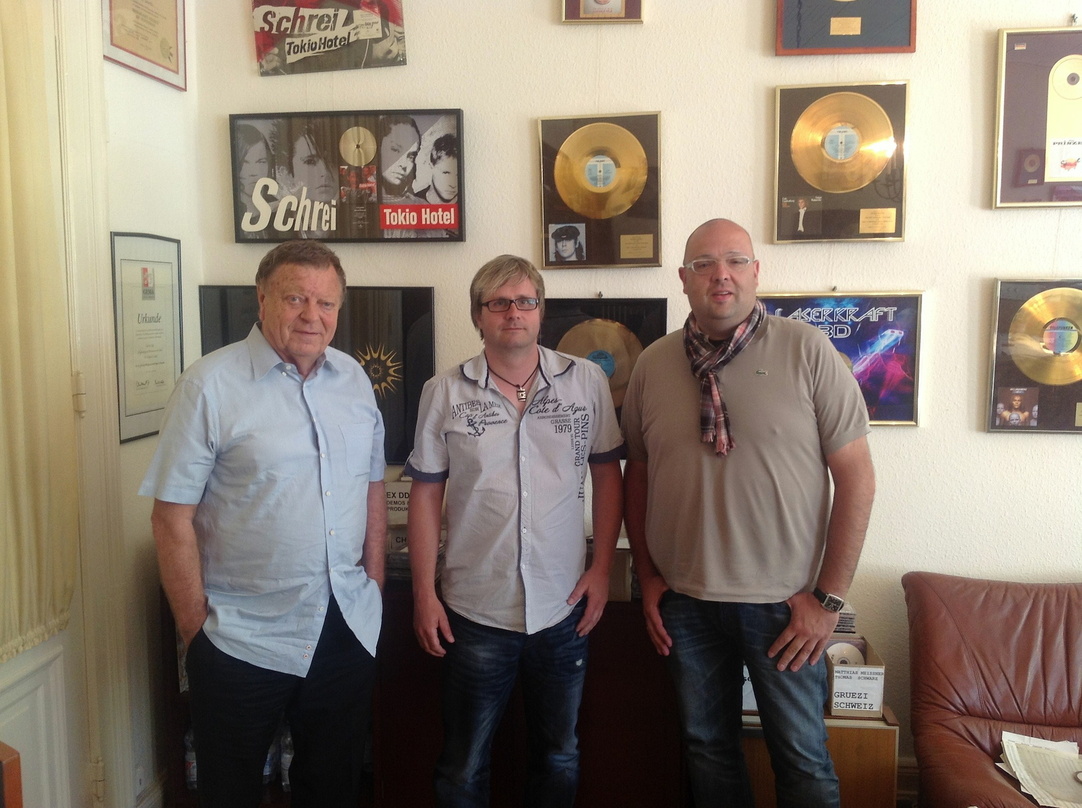 Nach der Vertragsunterzeichnung (von links): Rolf Baierle (Roba Music Publishing), Marco Hisserich und Andy Ludyk (Stereogenuss Entertainment)
