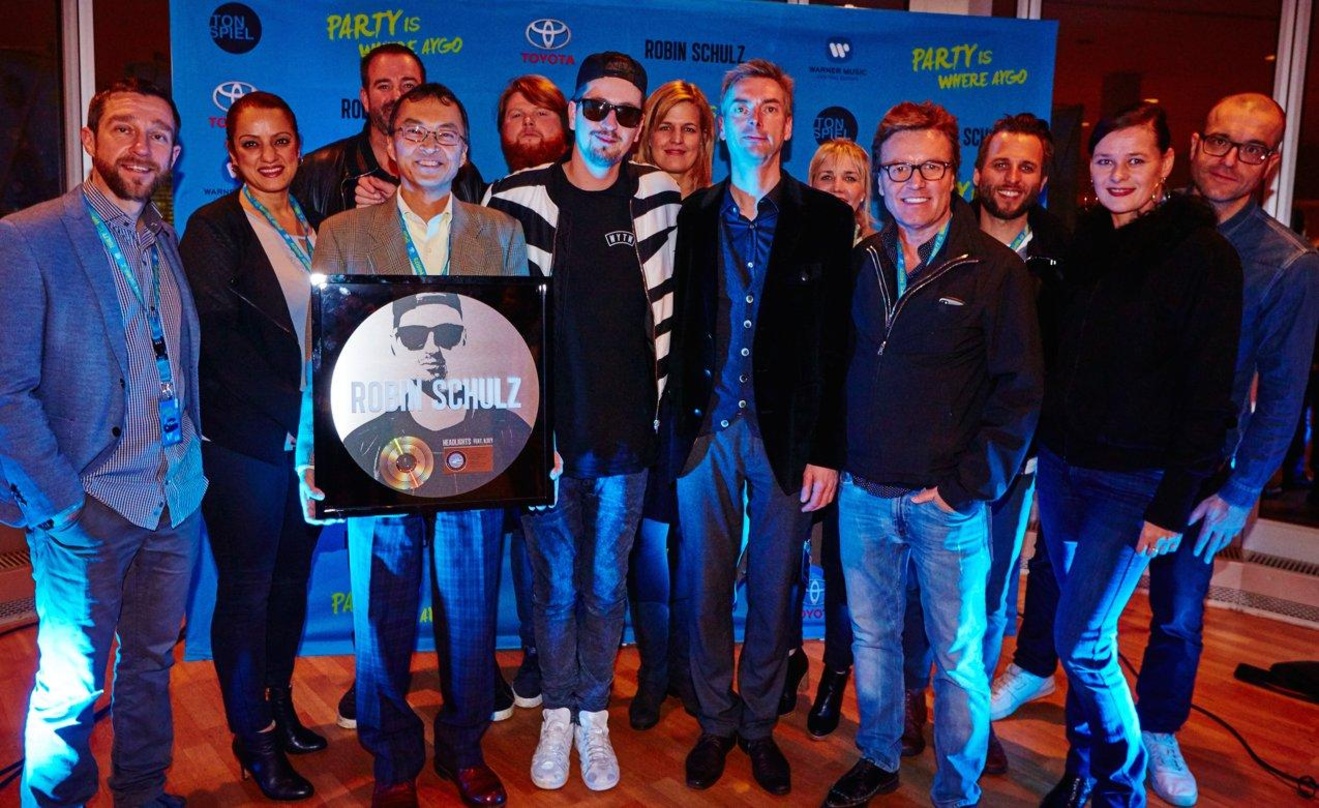 Vor dem DJ-Set im E-Werk: Robin Schulz (Mitte) und sein Team von Warner Music, Toyota und Radar Media