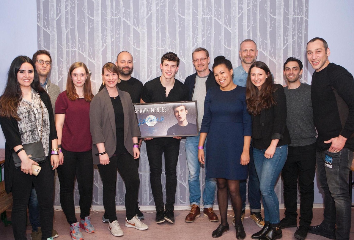 Feierten die Gold-Übergabe in Berlin (von links): Aynur Oezkan (Student Assistant Universal Music), Andrew Gertler (Management AG Artists), Vinca Michaelis (Marketing Intern Universal Musi...