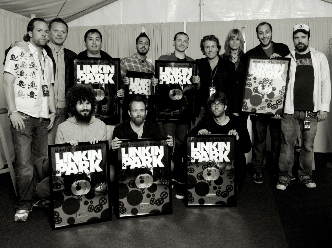 eae6ed1abea30d9e71bd5410c58b4a4e7413b38949b40202697b190c5a4a39fe Feierten Platin: Linkin Park, Warner und MLK||Bei der Verleihung mit dabei waren (hinten v.l.n.r.): Fabian Drebes, Product Manager Rock Warner Music Germany, Michael Brycz, Managing Direct...
