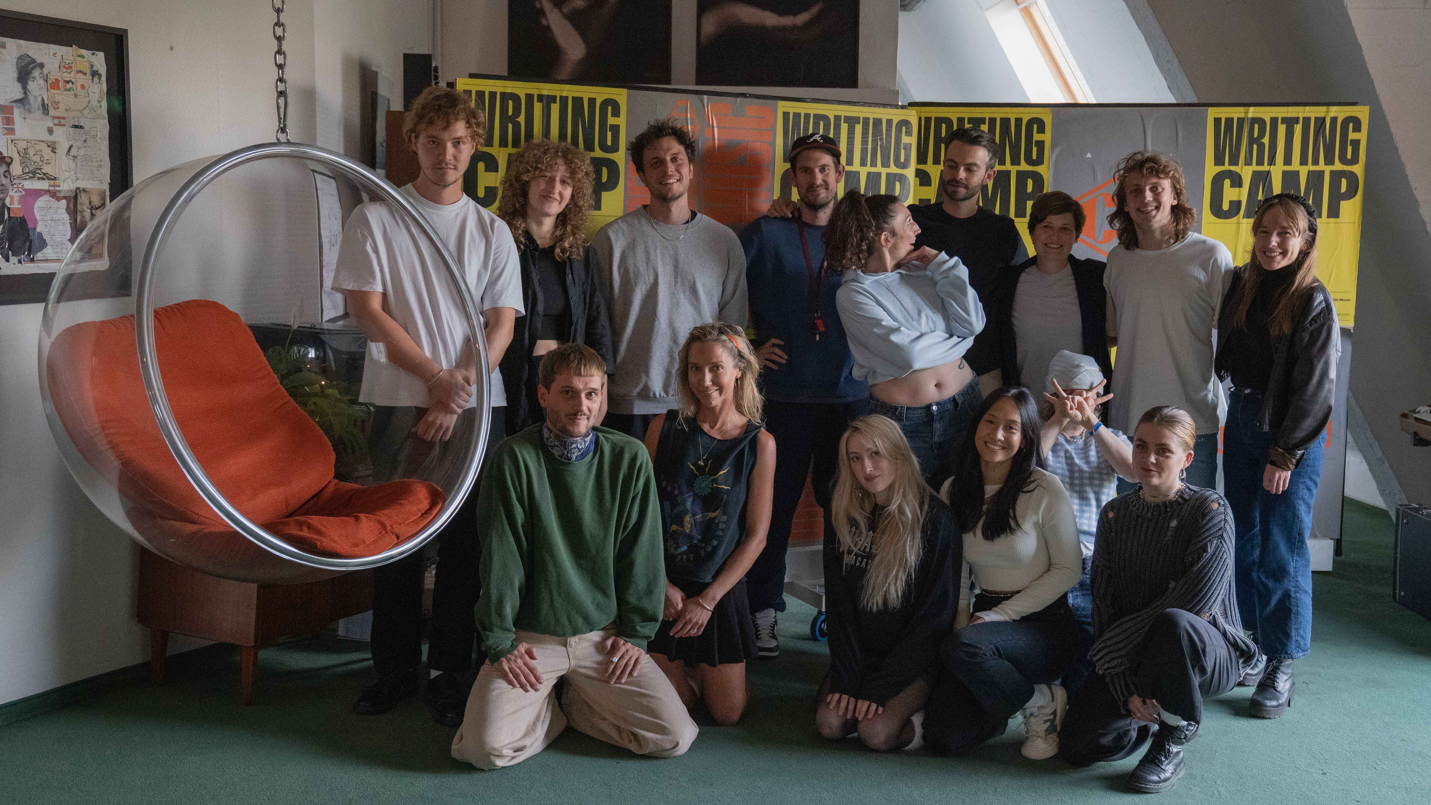 Beim Songwriting-Camp (von links): Tim Knemeyer, Charlotte Kuhn (Kick The Flame), Niklas Keiser, Sebastian Röder, Rebekka Salomea Ziegler, Danny George McLauchlan, Isabel Lorenz (Clouds Hi...