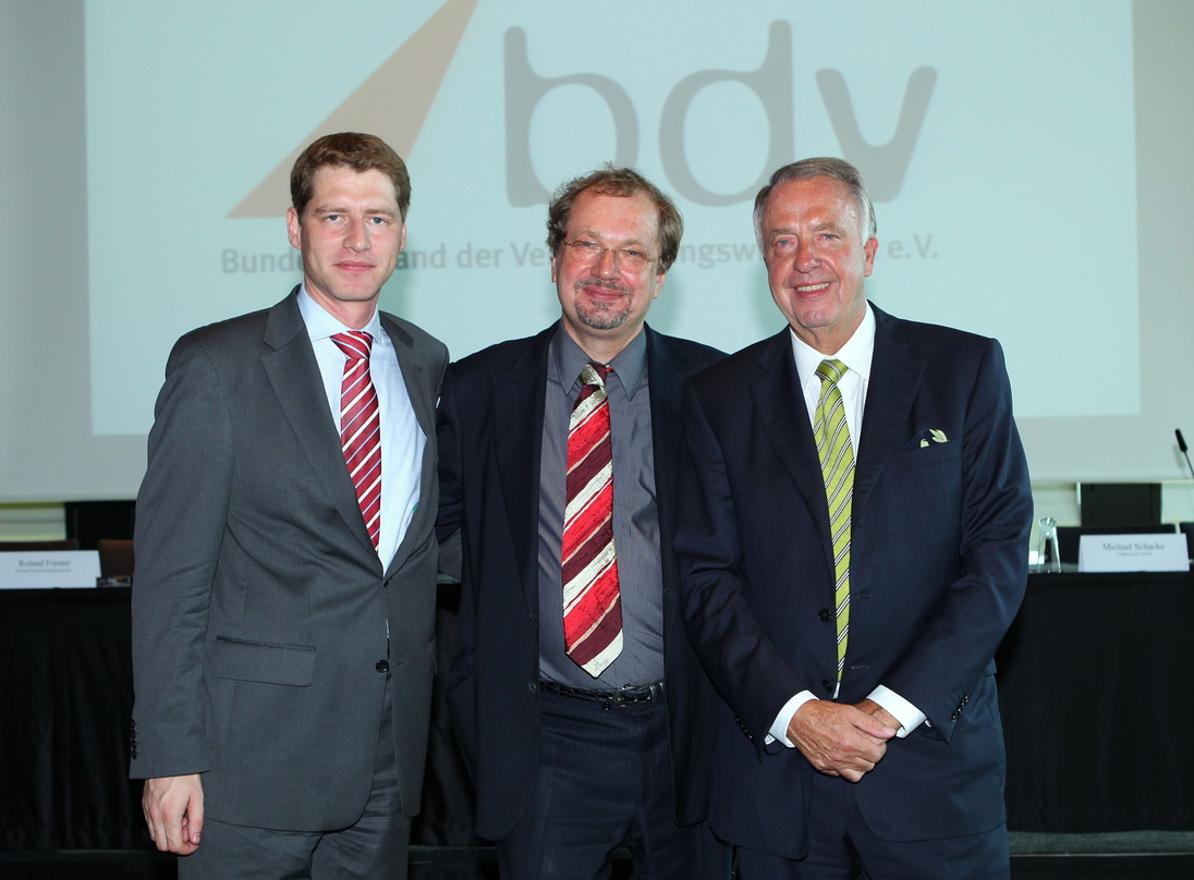 Begrüßung auf der Reeperbahn: bdv-Vorstand Jens Michow zwischen Staatsminister Bernd Neumann (r.) und Staatsrat Dr. Norman Hill