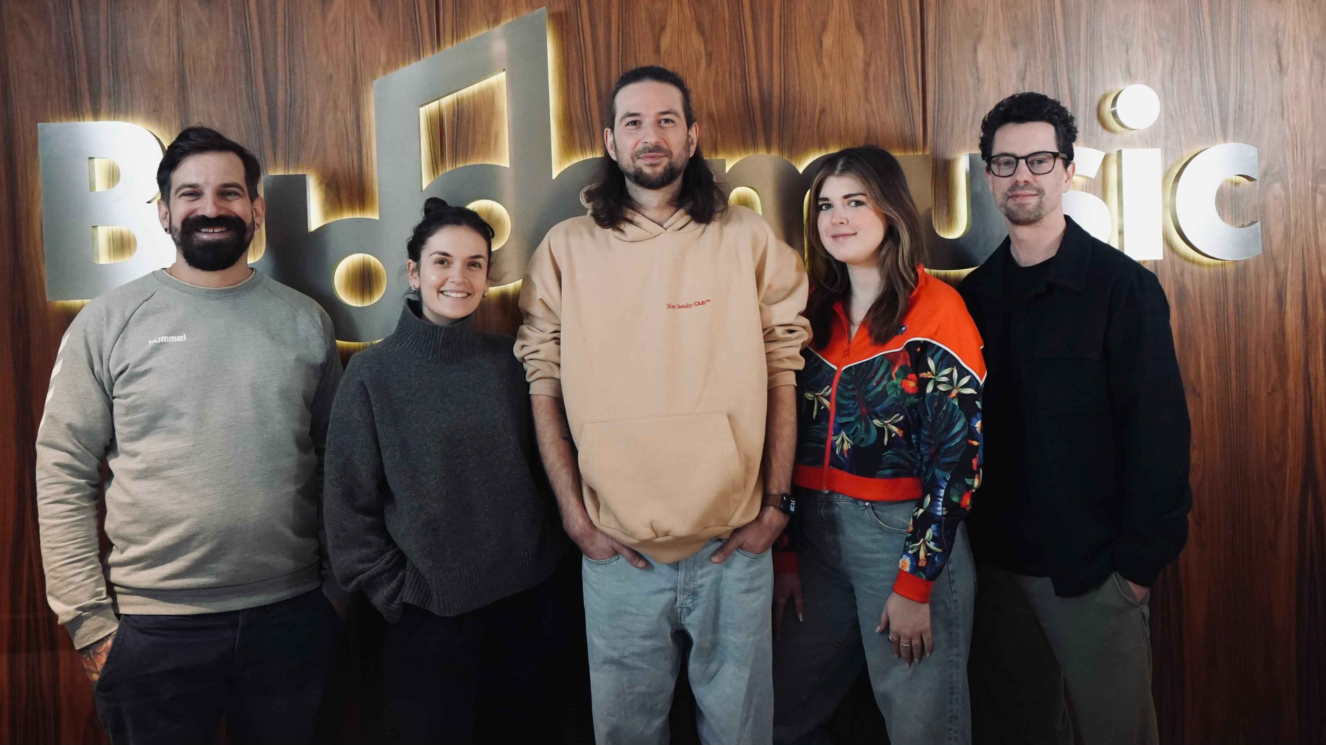 Besiegeln die neue Partnerschaft (von links): Jan-Simon Wolff (Head of A&R Budde Music Publishing), Mariel Barnjak (A&R Manager Budde Music Publishing), Torsten "Capelli" Schroth, Isabelle...