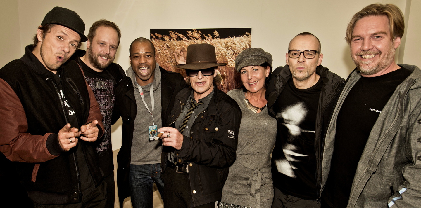 Vereint hinter der Bühne bei "Schlag den Raab" (von links): Michi Beck, Smudo, Carl Taylor, Udo Lindenberg, Rita Flügge-Timm, Thomas D und And.Ypsilon