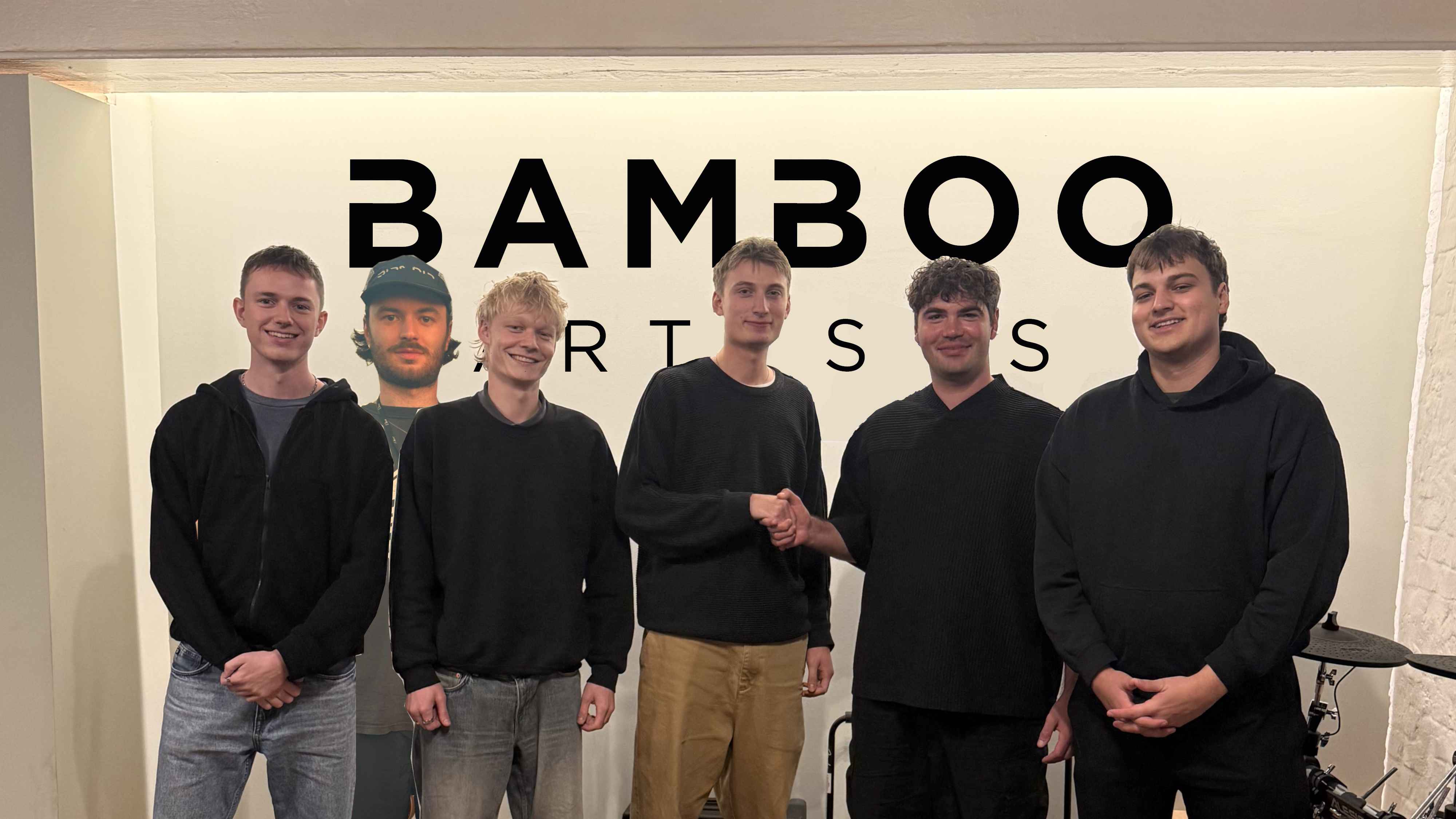 Besiegelten im Berliner Studio die Zusammenarbeit (von links): Michel Vetter, Karl Schulz (beide Verlagsmanager), Tobias Röhrig (Publishing & Artist/Label Management), prodsoeren, Leander ...
