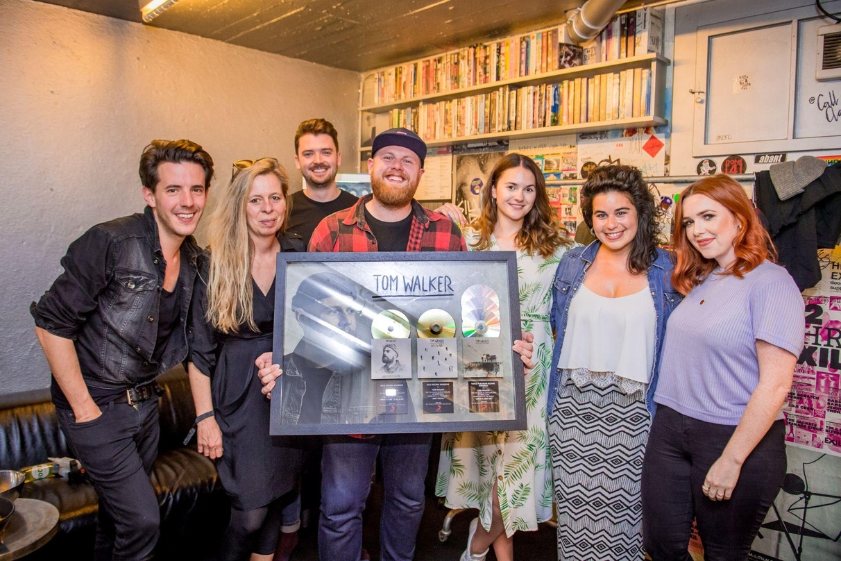 Trafen sich in Zürich: Tom Walker (Mitte) mit seiner Band und dem Team von Sony Music