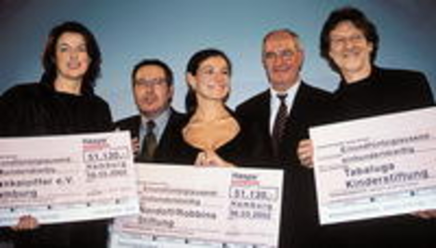 Echo-Erlöse fü den guten Zweck (v.l.n.r.): Dorothee Kruse (Dunkelziffer), Gerd Gebhardt, Fiona von Varnewyck (Nordoff/Robbins), Werner Hay und Jürgen Haerlin (Tabaluga Kinderstiftung)