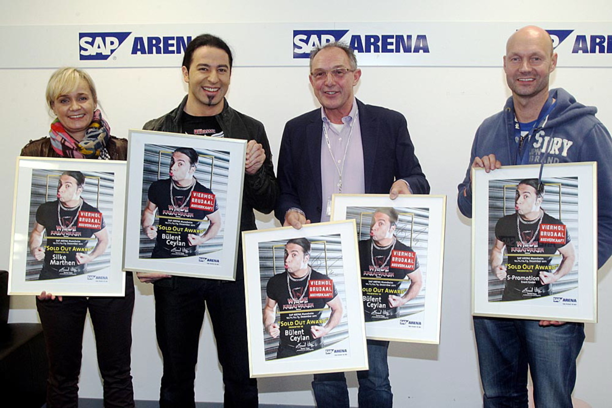 Bei der Verleihung (v.l.n.r.): Silke Marthen (Management Bülent Ceylan), Bülent Ceylan, Ziggy Grimm (Event Management SAP Arena) und Stefan Schornstein (S-Promotion)