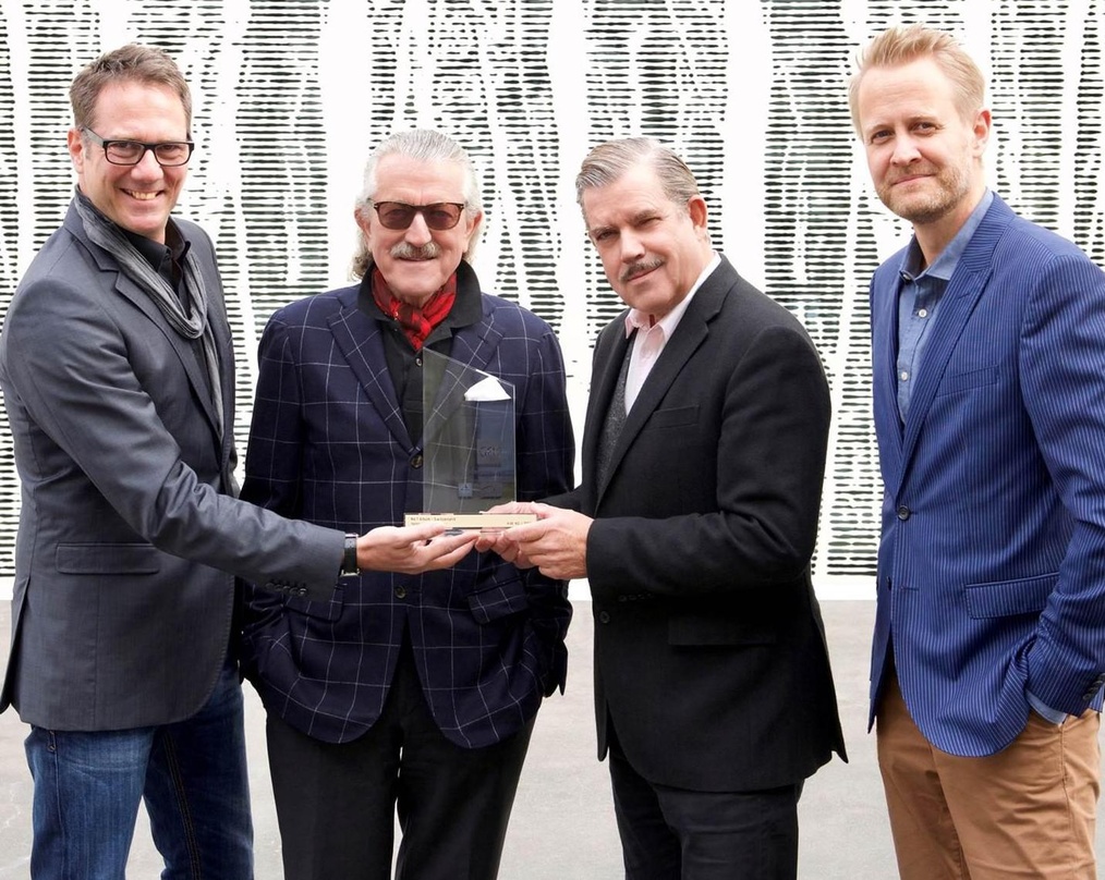 Bei der Preisverleihung (von links): Andy Renggli (General Manager Schweiz GfK Entertainment), Dieter Meier und Boris Blank (beide Yello) sowie Lorenz Haas (Geschäftsführer IFPI Schweiz un...