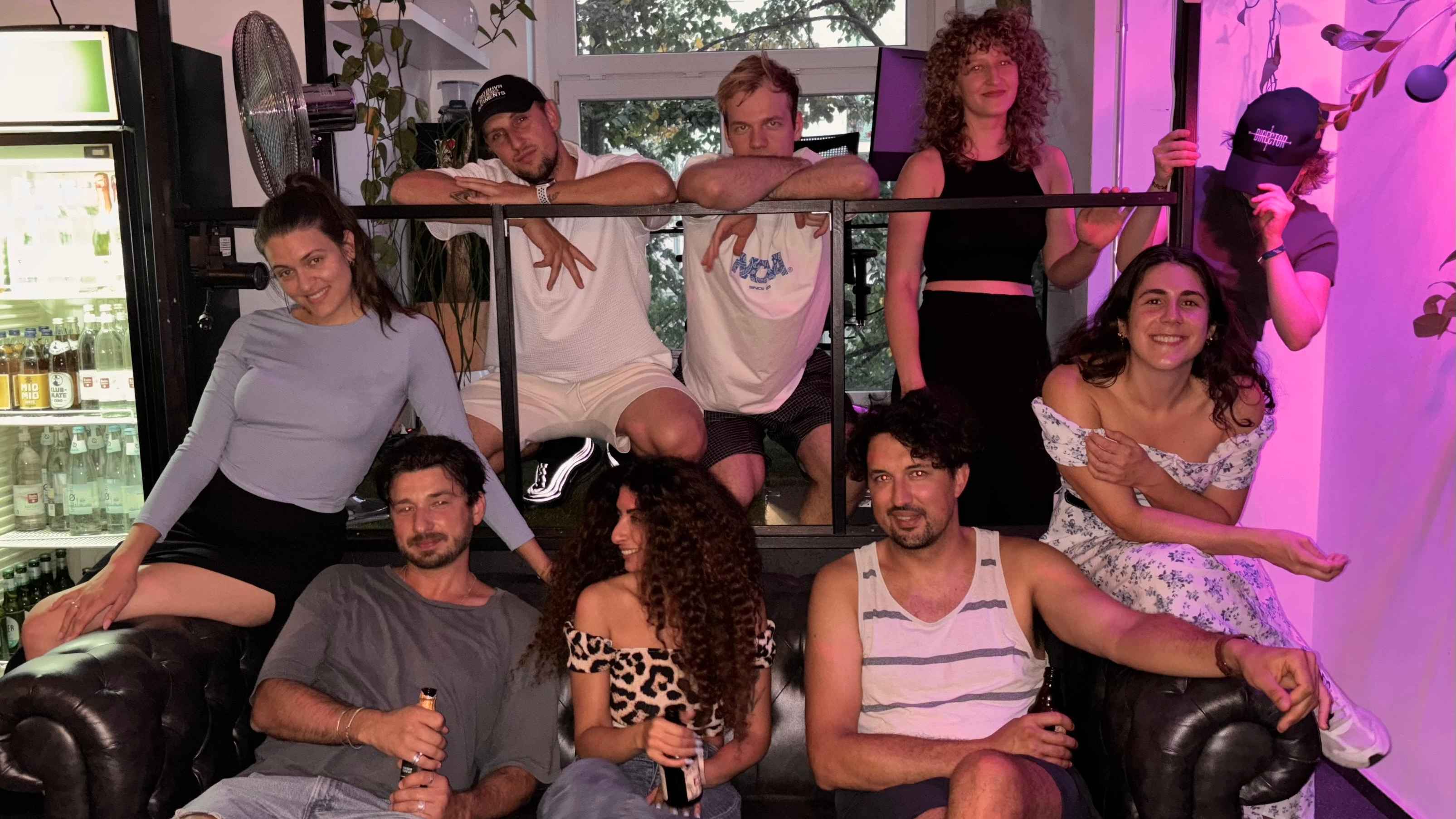 Die Sync-Verantwortlichen und einige teilnehmende Autor:innen (von links): Irini Mando (Autorin), Sorin Stanciu (Autor), Patrick Max Fuhrmann (A&R hyper soda), Avia Shoshani (Autorin), Mar...