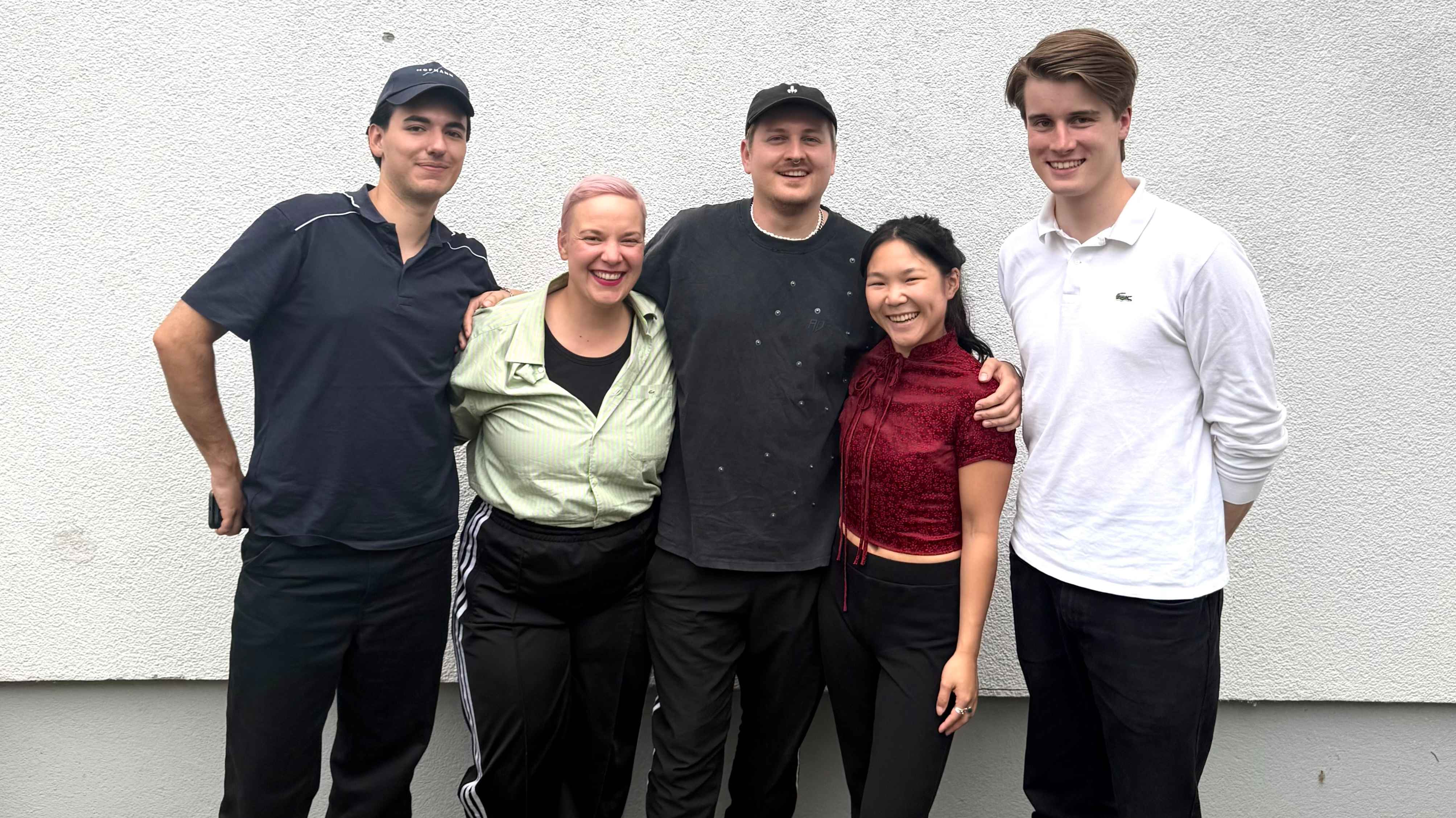 Posierten gemeinsam für ein Foto (von links): Carlos Hees-Garcia (A&R Manager), Tatjana Shaw (Head Of Publishing & Licensing, beide Bamboo Artists), Robbensohn, Gacyn Chung (Verlagsmanager...