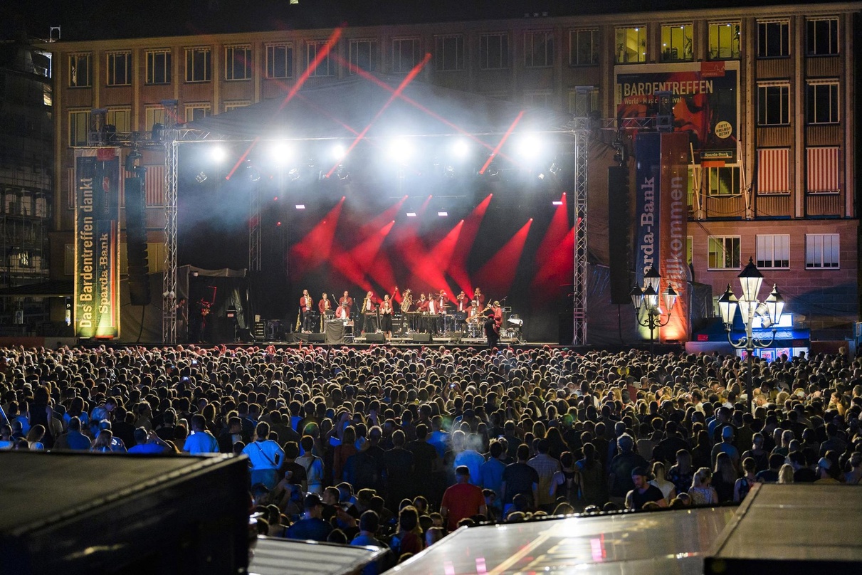 Ein Highlight: der Auftritt von Fiva mit der Jazzrausch Bigband auf dem proppevollen Nürnberger Hauptmarkt