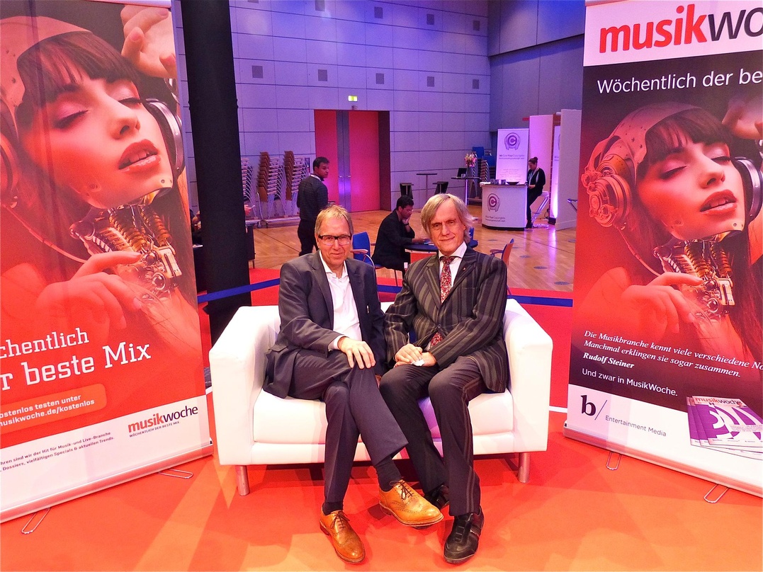 Kooperieren: Udo Dahmen (links) und Peter Hanser-Strecker auf der MusikWoche-Couch in Frankfurt