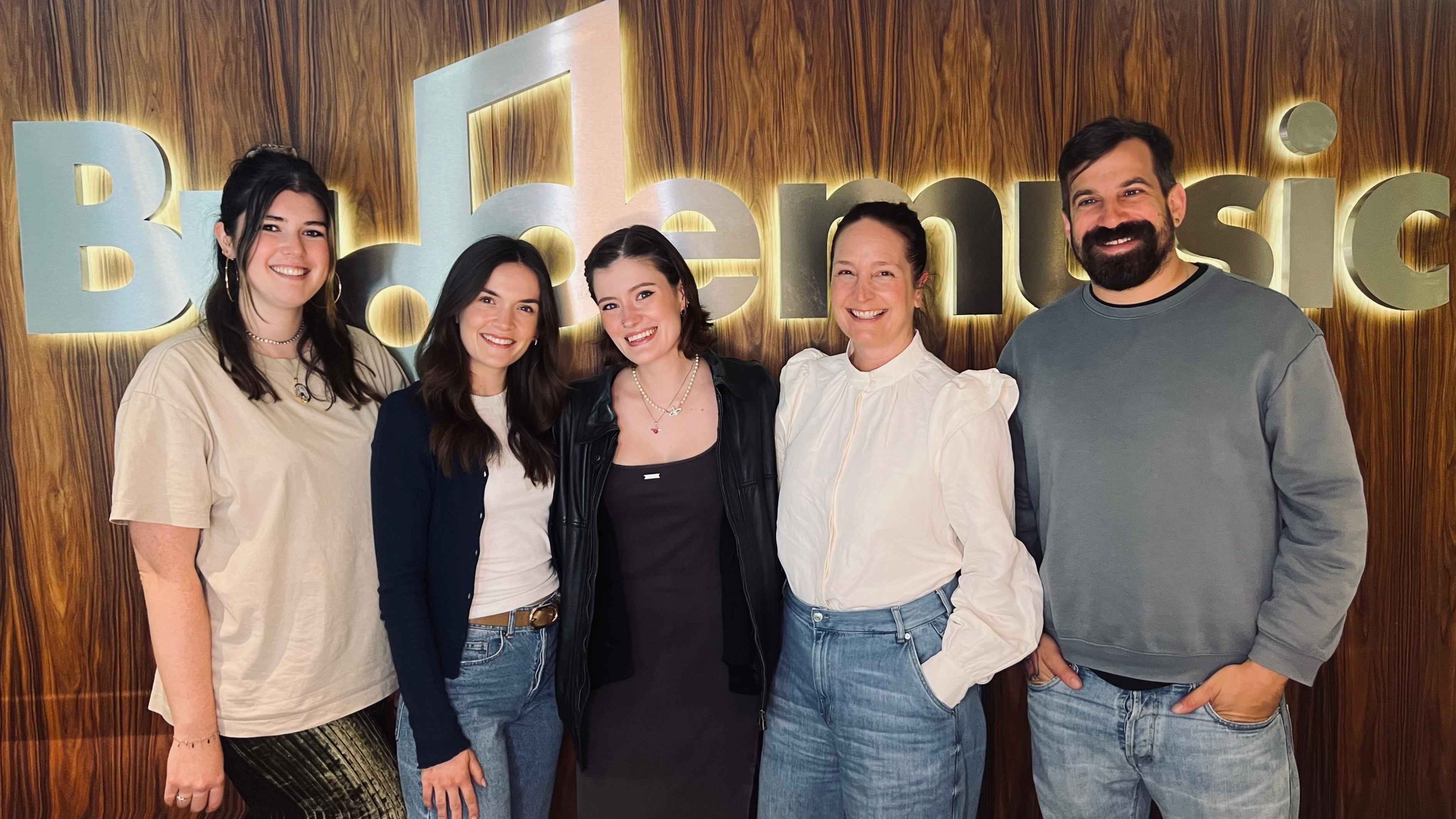 Arbeiten künftig zusammen an der Autorinnenkarriere von Madeline Juno (von links): Isabelle Schaa (A&R Manager), Mariel Barnjak (A&R Manager, beide Budde Music Publishing), Madeline Juno, ...