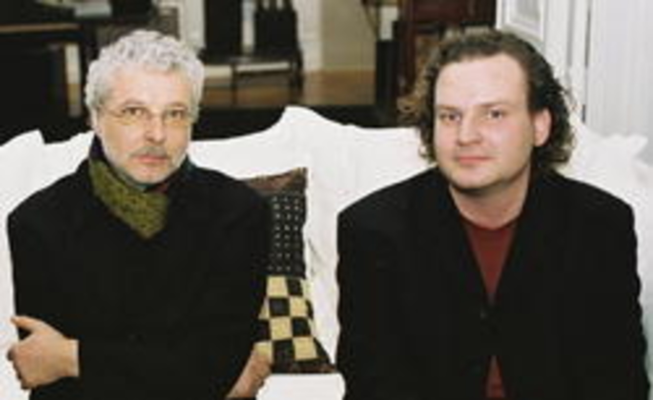 Bei der Vertragsunterzeichnung im Oktober 2002: André Heller (l.) mit Chris Gelbmann