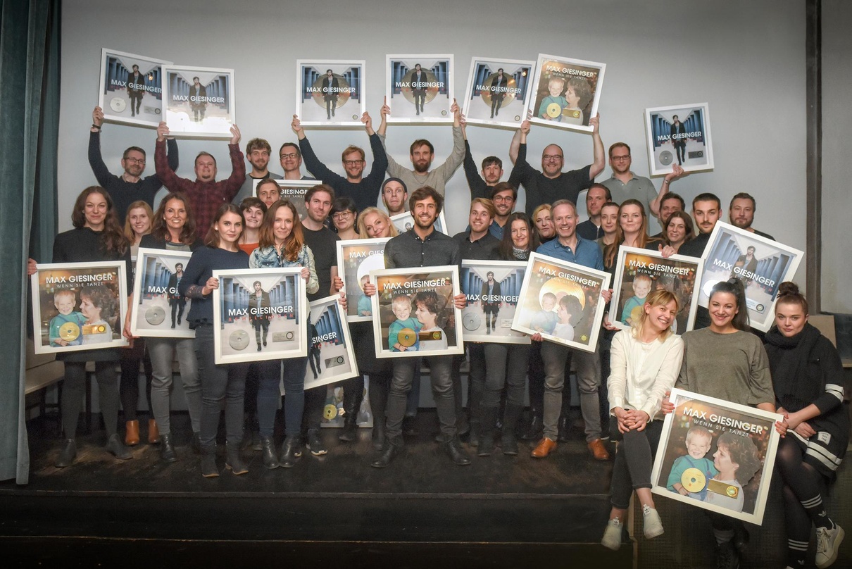 Bei der Verleihung (hinten, von links): Kurt Ackermann (Senior Vice President Controlling and Reporting BMG), Alexander Schumann (Recordings Data Manager BMG), Florian Schrödter (Manager A...