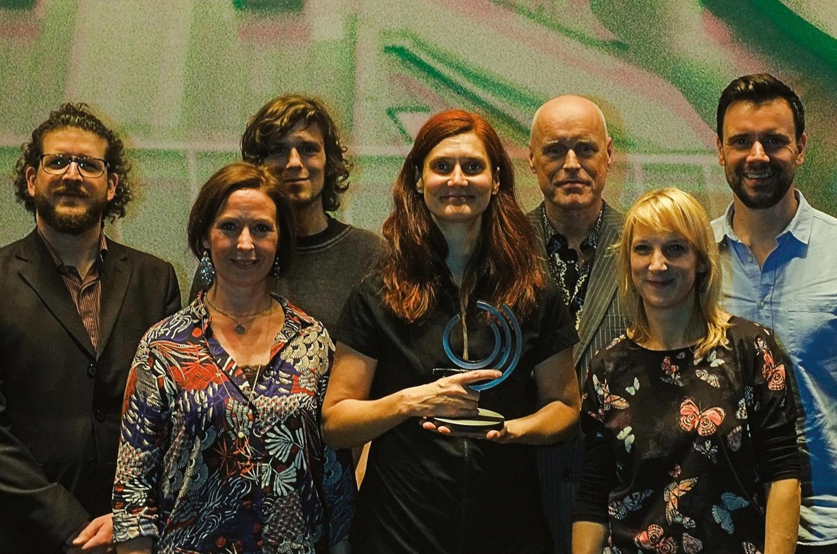Bei der Preisverleihung (von links): Urs Johnen, Anette von Eichel, Benjamin Schaefer(alle UDJ), Angelika Niescier (Künstlerin), Gebhard Ullmann, Alexandra Lehmler und Felix Falk (alle UDJ)