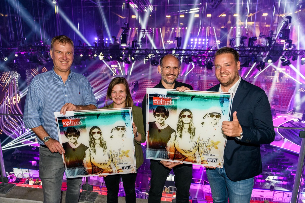 Bei der Verleihung des Awards vor der Show (von links): Tilo Busch vom Veranstalter MMP Event GmbH, Annalena Mandrella (Manager Public Relations D.Live), Michael Brill (Geschäftsführer D.L...
