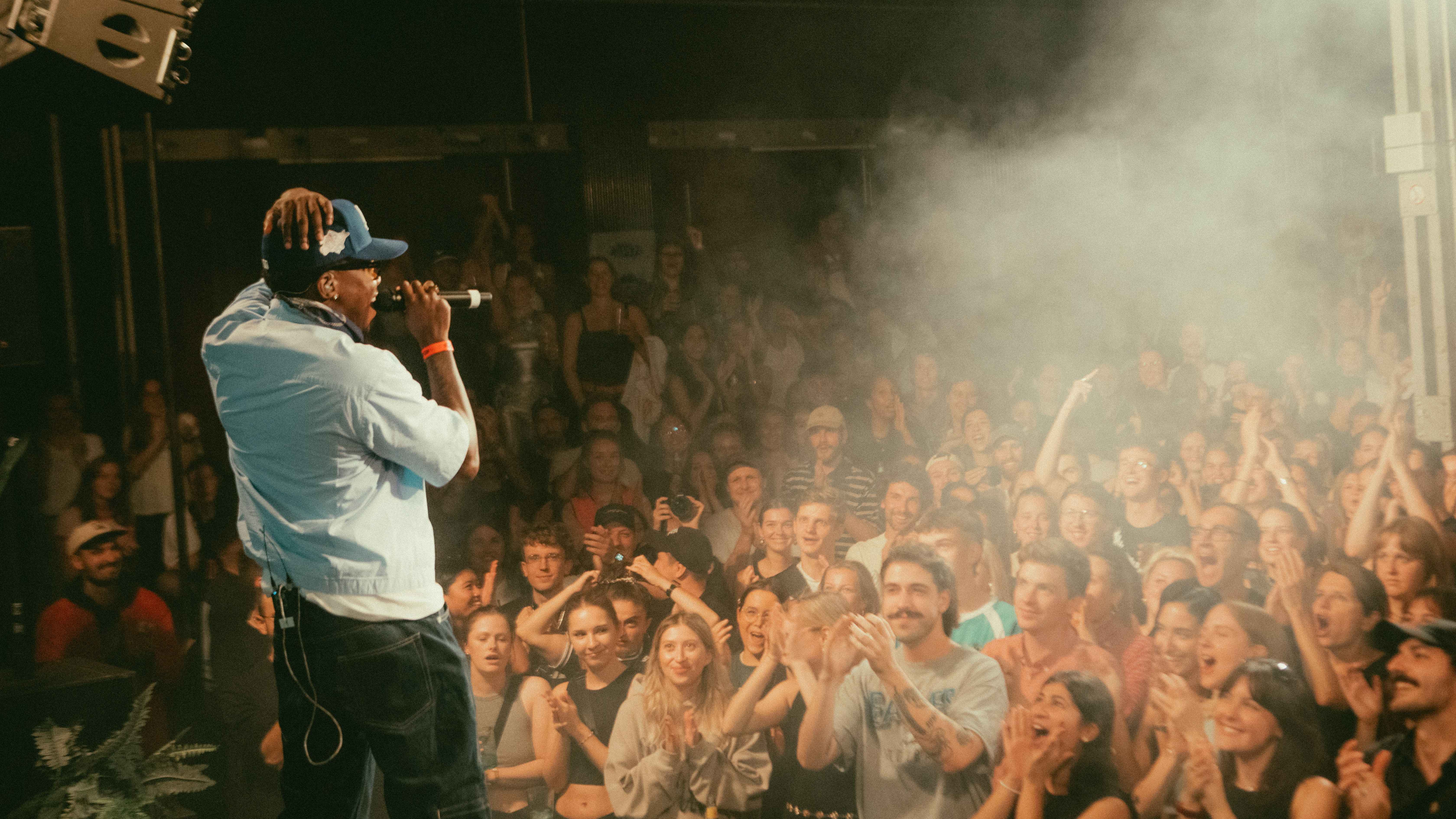 Bei einem Unreleased-Konzert: ein Publikum ohne Handys.