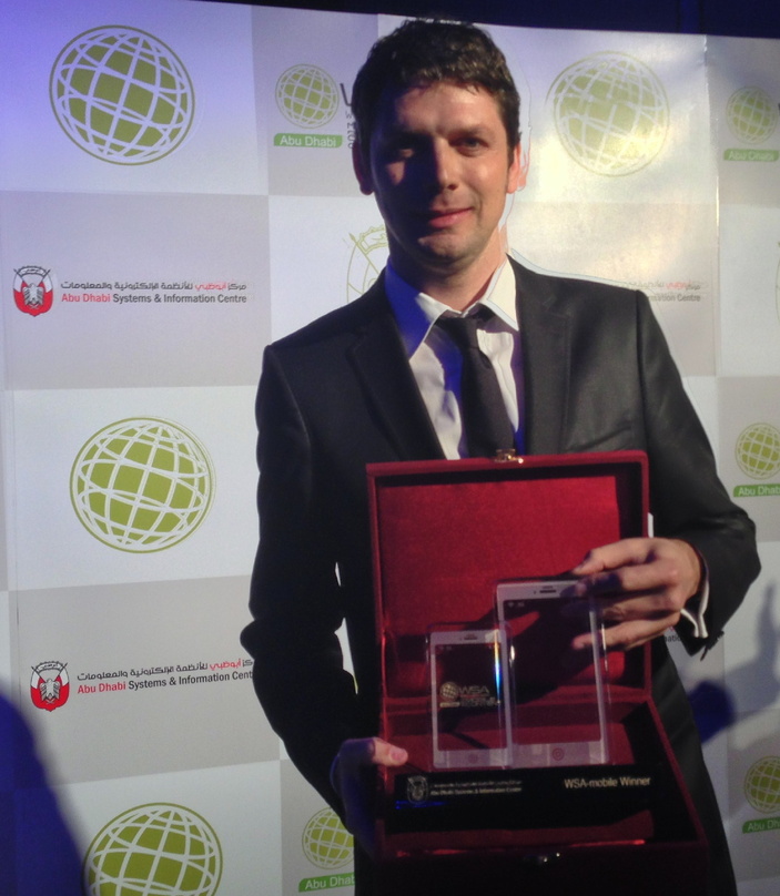 Mit dem Mobile Content & Application Award: QTom-Mitbegründer Oliver Koch in Abu Dhabi