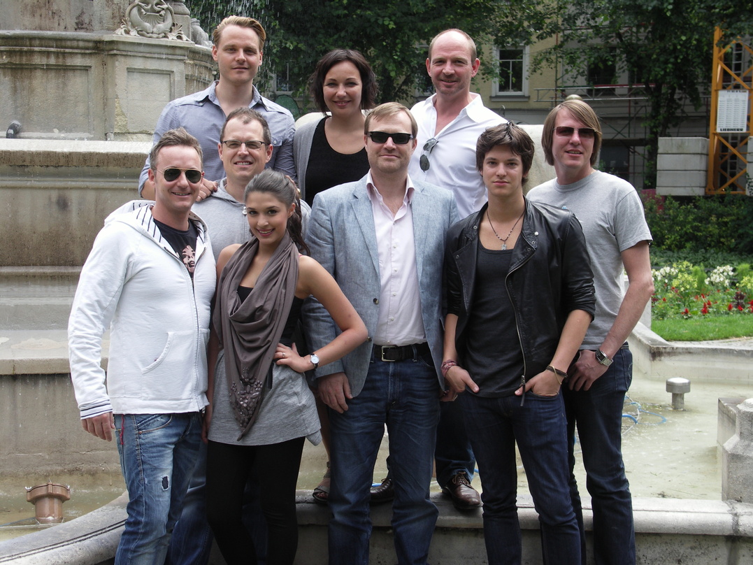 Besiegelten die Partnerschaft (hinten, v.l.n.r.): Tai Jason (Produzent & Autor), Maren Siegmund (Legal & Business Affairs Universal Music Publishing) und Erik May (Geschäftsführer Great St...
