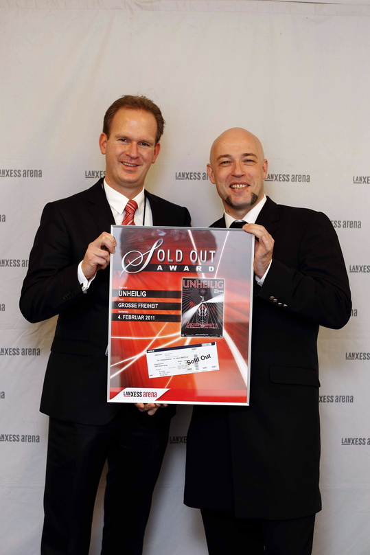 Bei der Award-Übergabe: Stefan Löcher (l.) und Unheilig-Mastermind Der Graf