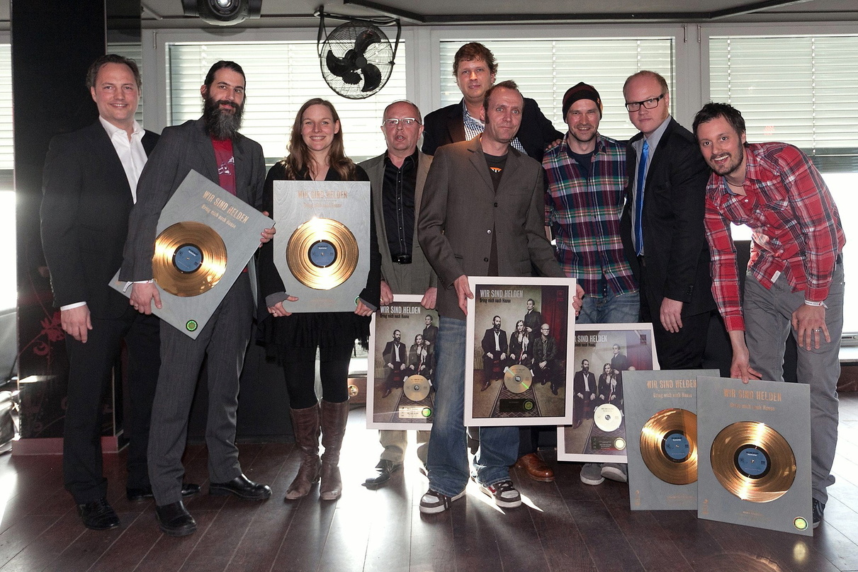 Bei der Goldübergabe (v.l.n.r.): Edgar Berger, Pola Roy, Judith Holofernes, Walter Holzbaur, Mark Löscher, Ian Davenport, Danny Engel, Jean-Michel Tourette und Mark Tavassol