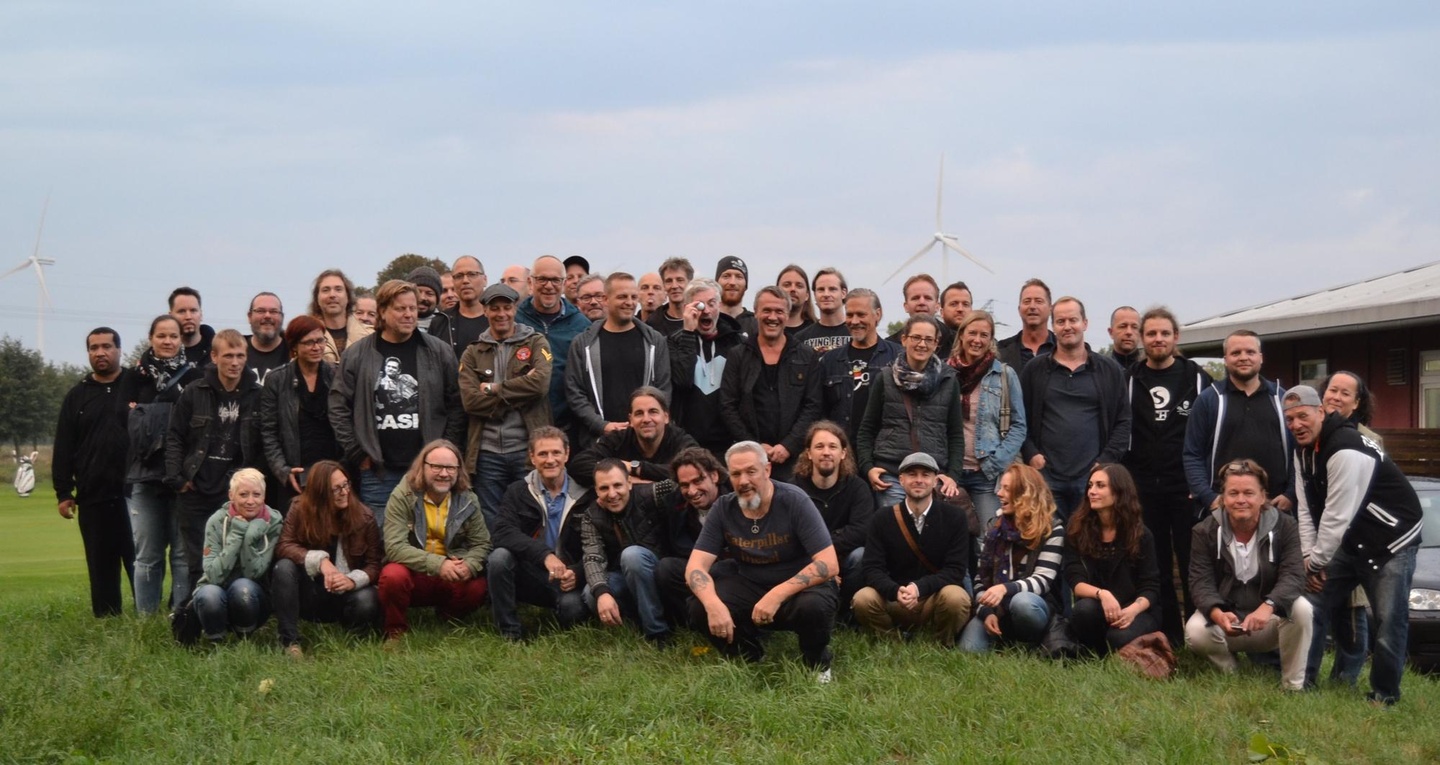 Vertriebstagung mit Spaßfaktor: Das Team von Soulfood Music um die Geschäftsführer Jochen Richert (mittlere Reihe, mit Cash-T-Shirt) und Georg Schmitz (schräg rechts hinter Richert, mit Br...