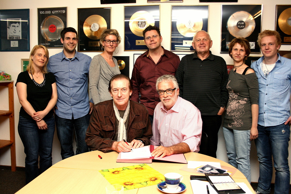 Bei der Vertragsunterzeichnung trafen sich (von links): Katja Weber-Bockhop (da music A&R), Cord Tinnemeyer (da music A&R), Anja Becker (da music Promotion), Frank Haberland (da music A&R)...