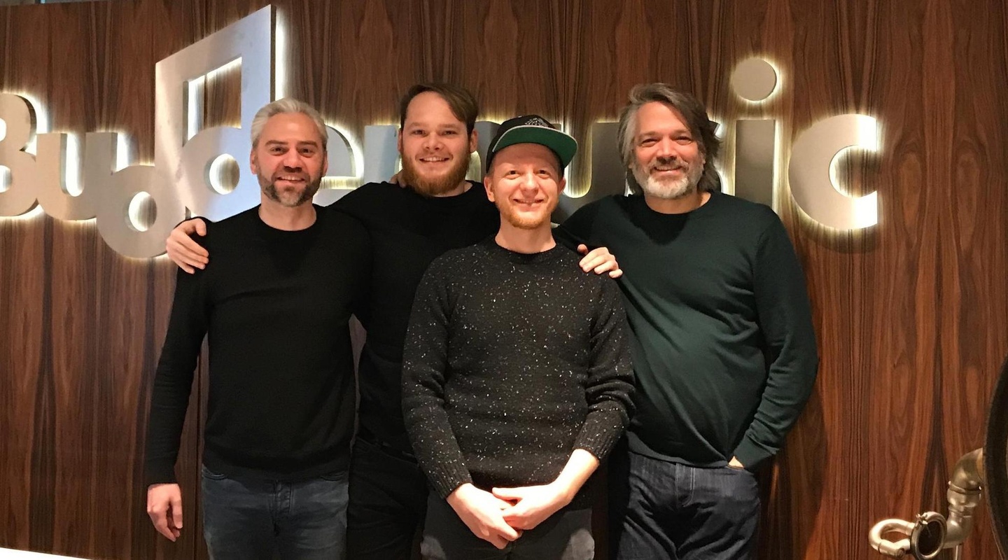 Bei der Vertragsunterzeichnung (von links): Raphael Kayser (Invest in Stars), Marc Johlen (A&R Manager Budde Music), Peter Müssig, Peer Steinwald (Catalogue Exploitation/A&R Adult Contempo...