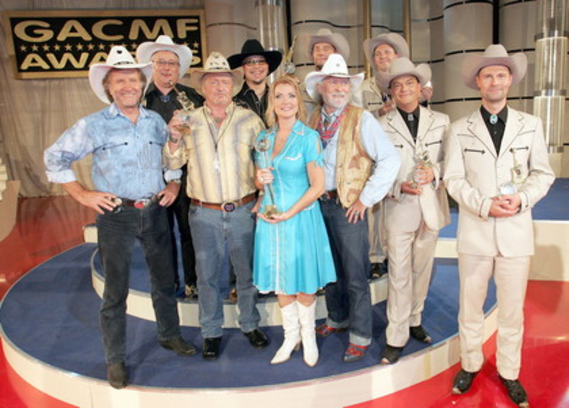 Gewinner unter sich: Jane Comerford (M.) schart die Mitglieder von Texas Lightning und Truck Stop um sich