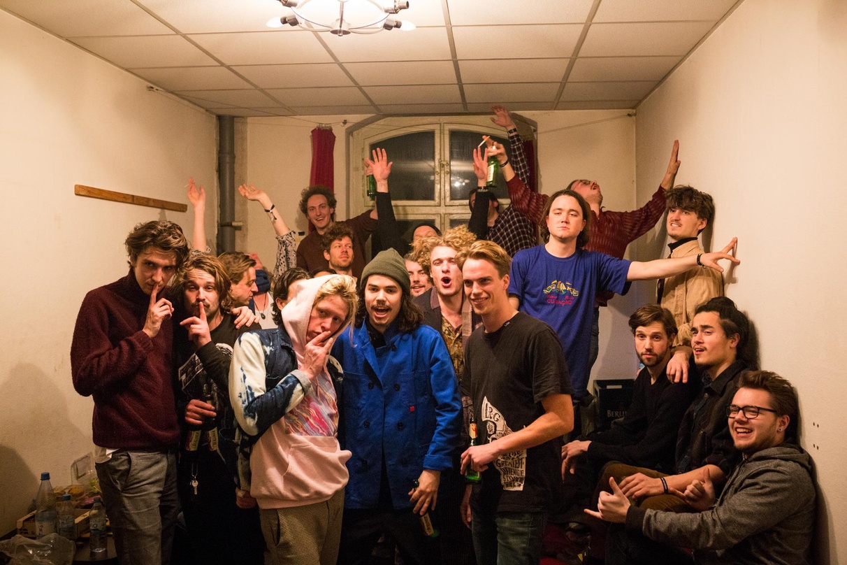 Vor dem Konzert im Berliner Auster Club: die Verantwortlichen der Dutch Pop Nights und die Mitglieder der drei teilnehmenden Bands Gosto, Jo Goes Hunting und Mozes And the Firstborn