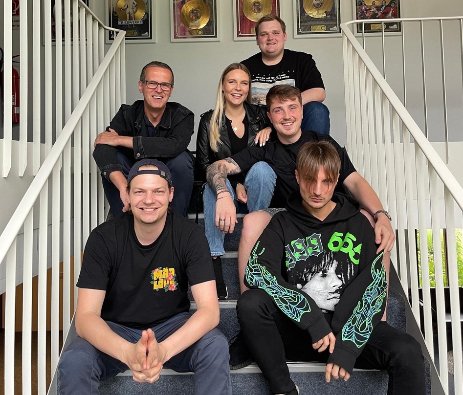 Zur Vertragsunterschrift und weiteren Planung trafen sich (Von oben nach unten): Pascal Schwientek (Managing Director 23Hours), Frank Stratmann (Managing Director Groove Attack), Dagmara K...