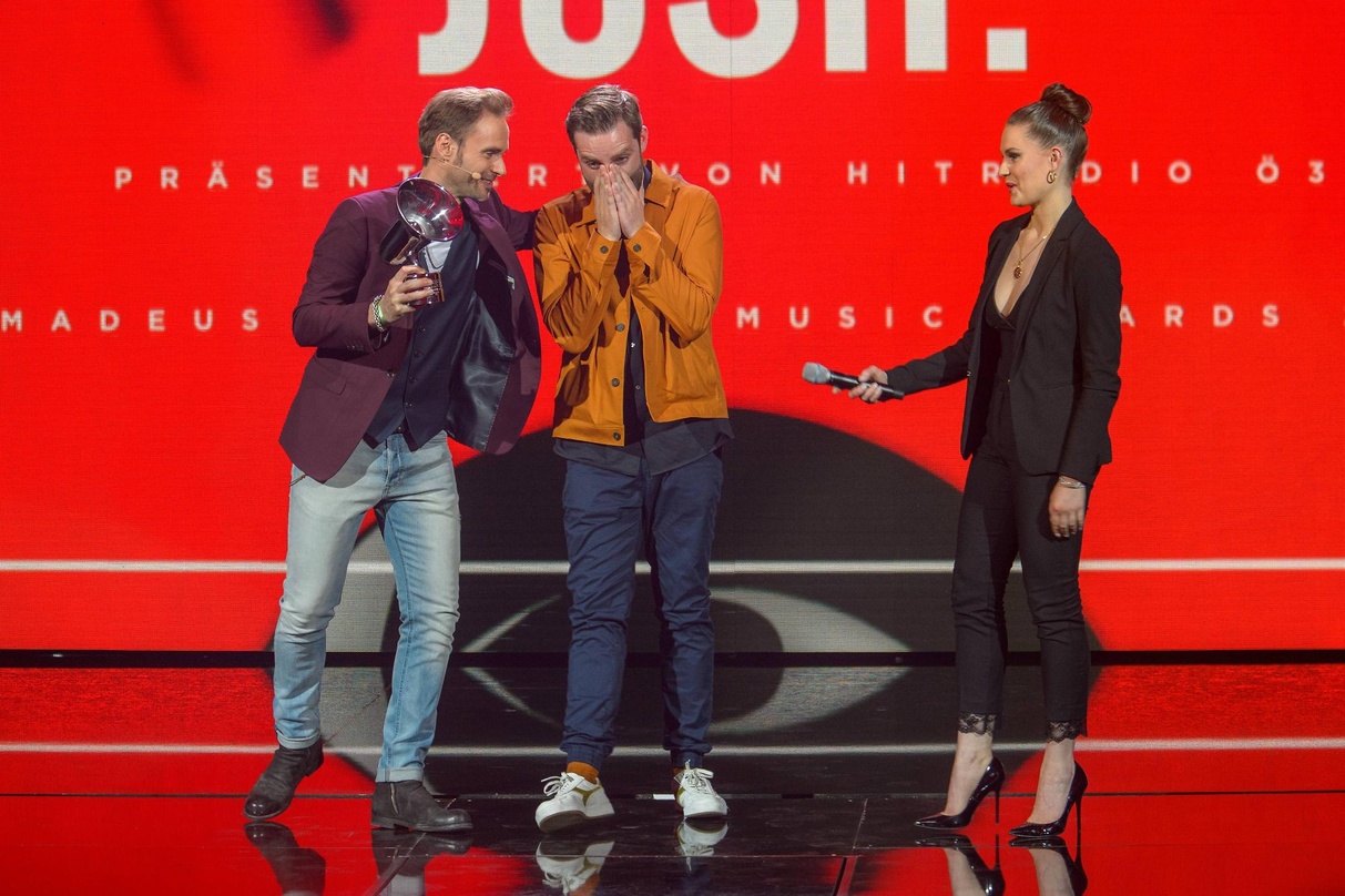 Zu Trähnen gerührt: Josh. (Mitte), der den Preis von Ö3-Moderator Benny Hörtnagel (links) erhielt