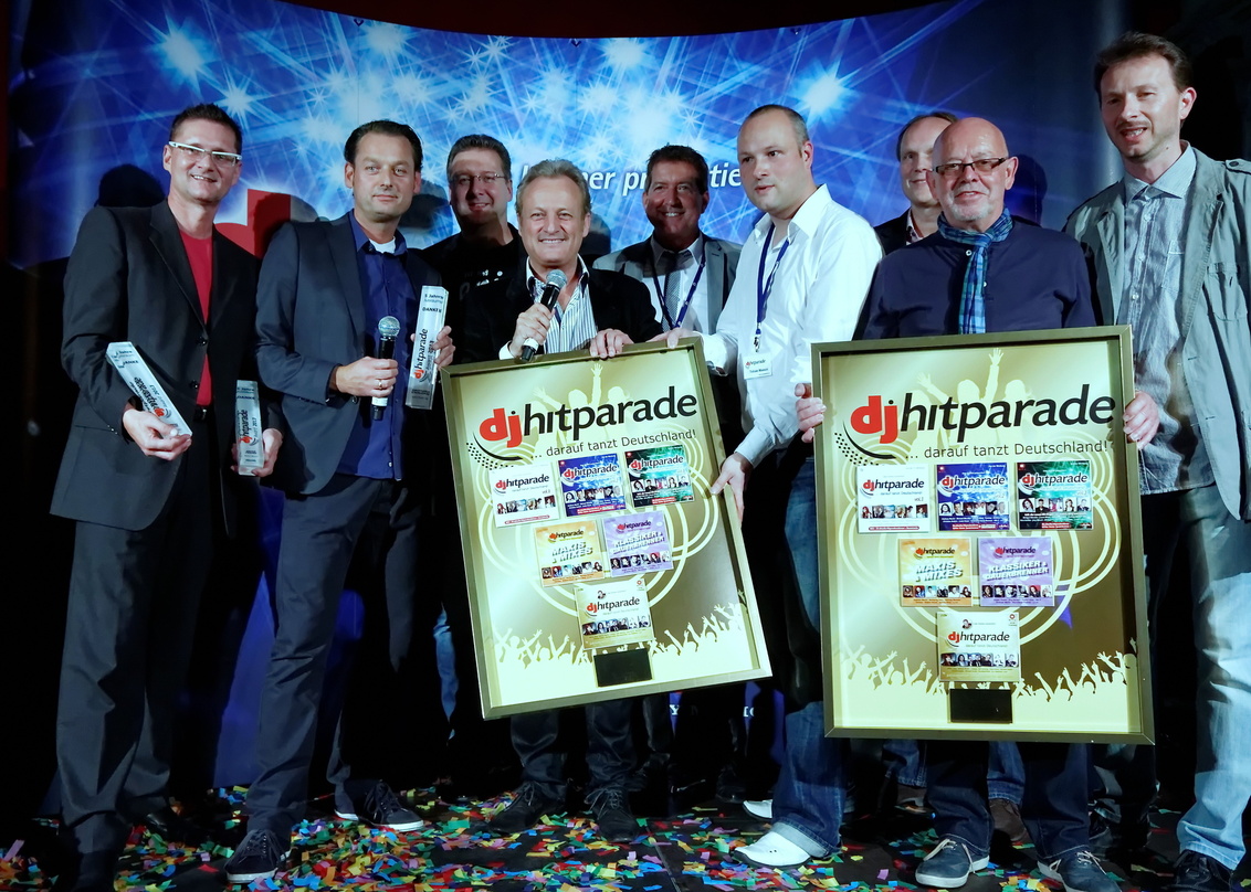Geehrt (von links): André Prager, Christian Stronczek (beide Sony Music), Jens Seidler (alpha Promotion), Uwe Hübner, Frank Jarosch und Tobias Massin (alle dj-hitparade), Andreas Dirkes (S...