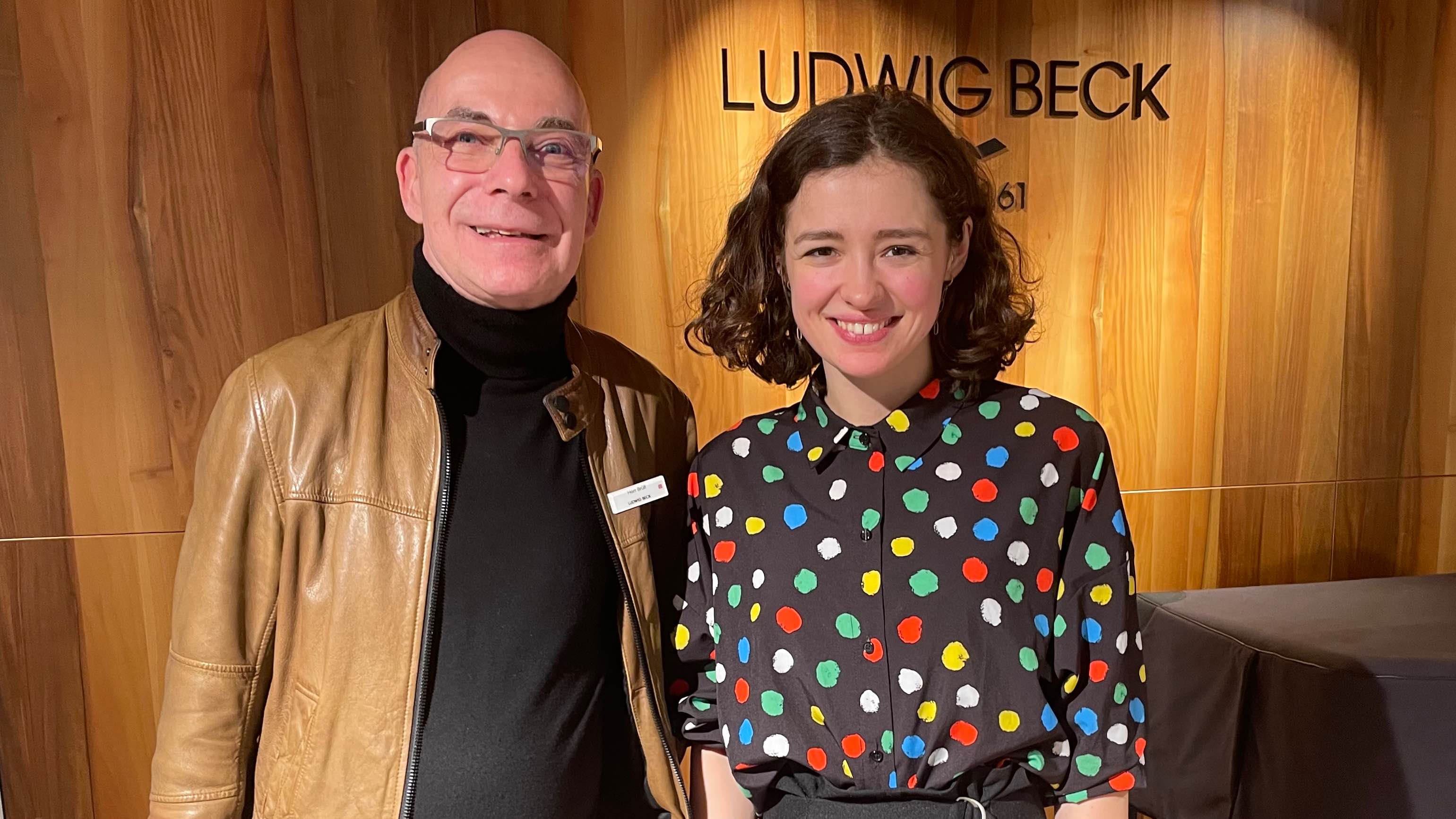 Auf der Bühne beim Fachhändler Ludwig Beck: die Cellistin Anastasia Kobekina mit Gastgeber Thiemo Brüll.