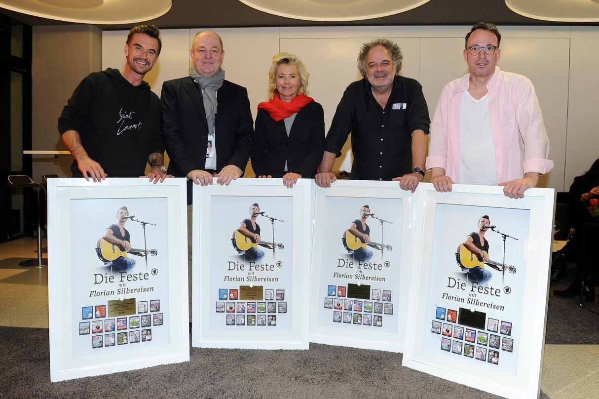 Bei der Verleihung (von links): Florian Silbereisen, Dieter Semmelmann (CEO Semmel Concerts), Bizzi Nießlein (Geschäftsführerin Montana Musik & unikat music), Peter Dreckmann (Unterhaltung...